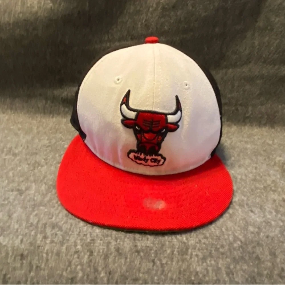 Chicago Bulls Snap Back Hat Red White Cap One Size Hard‎ Wood Classic New Era